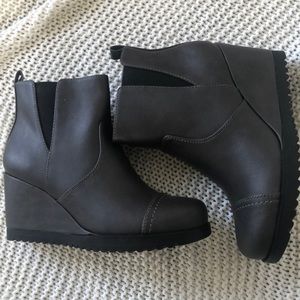 Sorel style wedge bootie